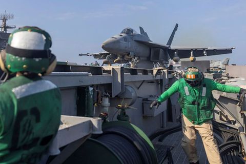 Zur Bekanntgabe des Luftschlags durch Donald Trump veröffentliche die US-Armee Bilder eines Flugzeugträgers