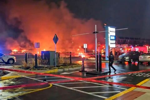 Feuer und Rauch an Absturzstelle in Philadelphia