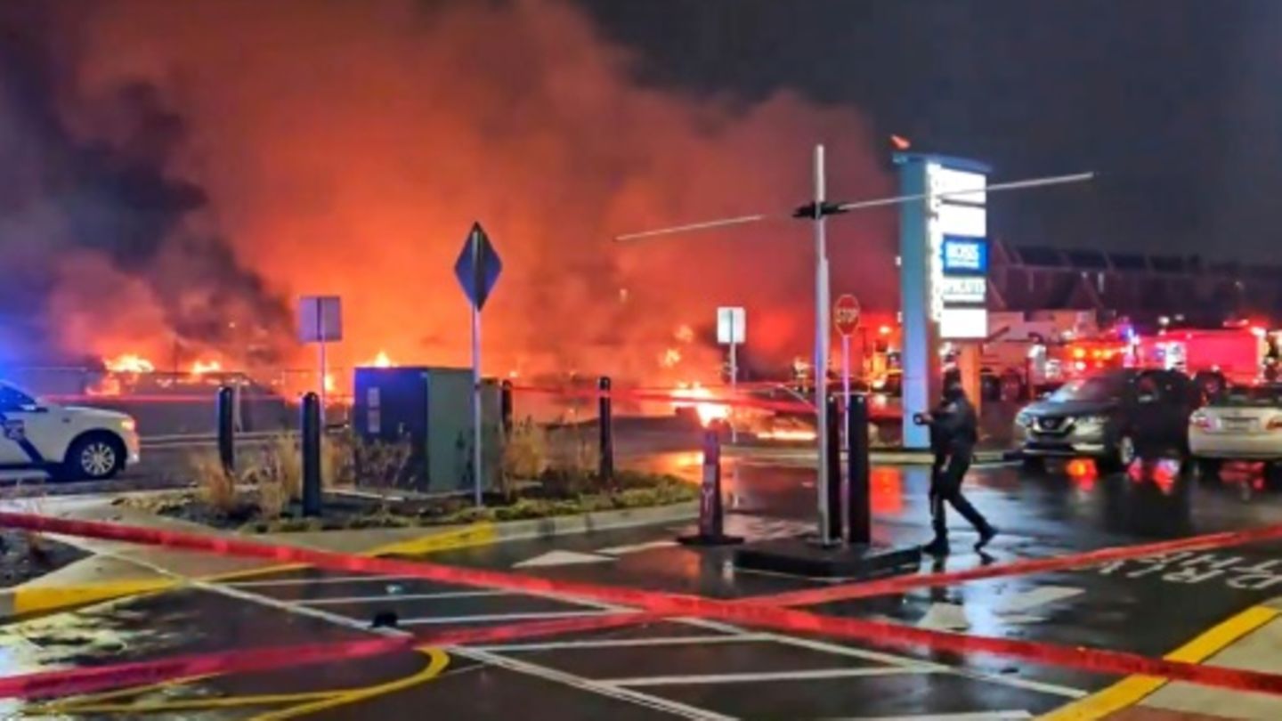 Feuer und Rauch an Absturzstelle in Philadelphia