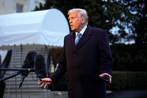 Donald Trump spricht am Freitag zu Journalisten vor dem Weißen Haus