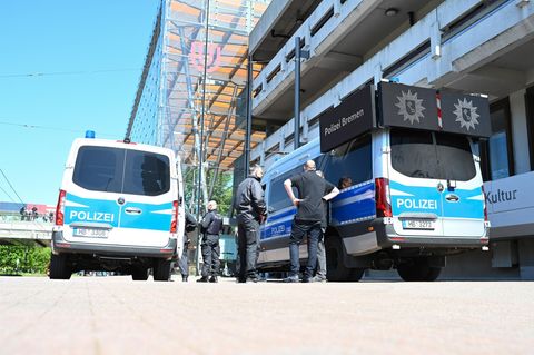 Polizeibeamte stehen vor der Universität Bremen