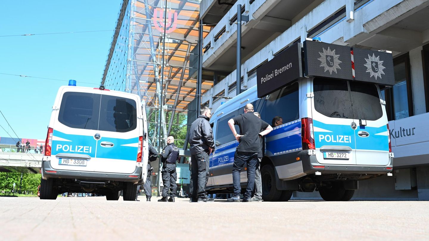 Polizeibeamte stehen vor der Universität Bremen