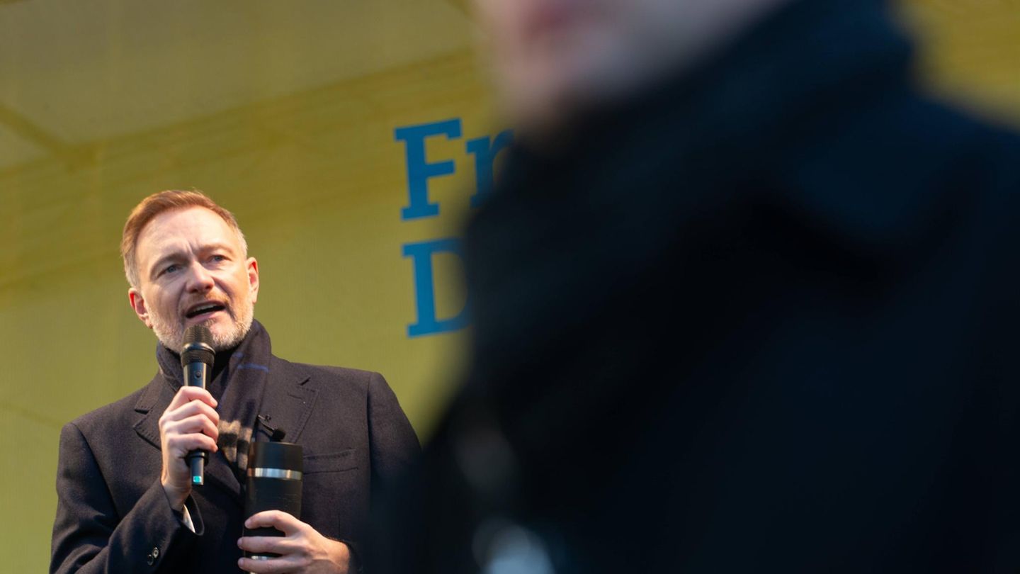 Christian Lindner bei einer Veranstaltung im Köln FDP-Chef Christian Lindner spricht bei einer Veranstaltung in Köln, jemand wendet ihm den Rücken zu