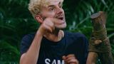 Dann wird's richtig laut: Sam Dylan muss sich erst von Edith Stehfest anblaffen lassen und verliert dann selbst die Nerven. "Hüpf' hier durch den Garten und lass mich in Ruhe", giftet er Edith an