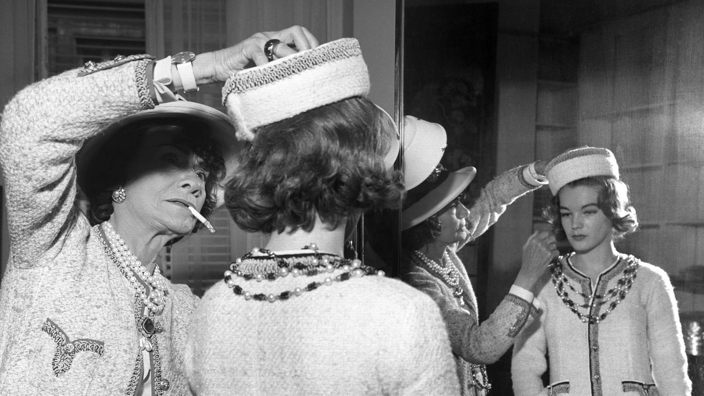 Coco Chanel bei der Kostümanprobe mit Romy Schneider
