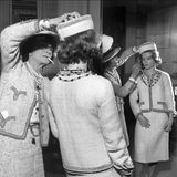 Coco Chanel bei der Kostümanprobe mit Romy Schneider