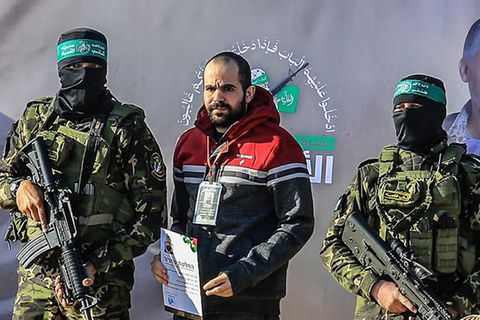 Wie alle israelischen Geiseln wird auch Familienvater Yarden Bibas von der Hamas bei der Freilassung vorgeführt