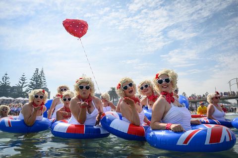 Hunderte Marilyn-Monroe-Doppelgängerinnen nehmen am Marilyn Jetty Swim teil