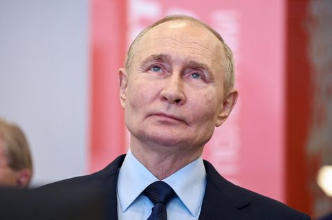 Russlands Präsident Wladimir Putin besucht das Forschungs- und Produktionszentrum für unbemannte Flugsysteme Samara in Toljatti