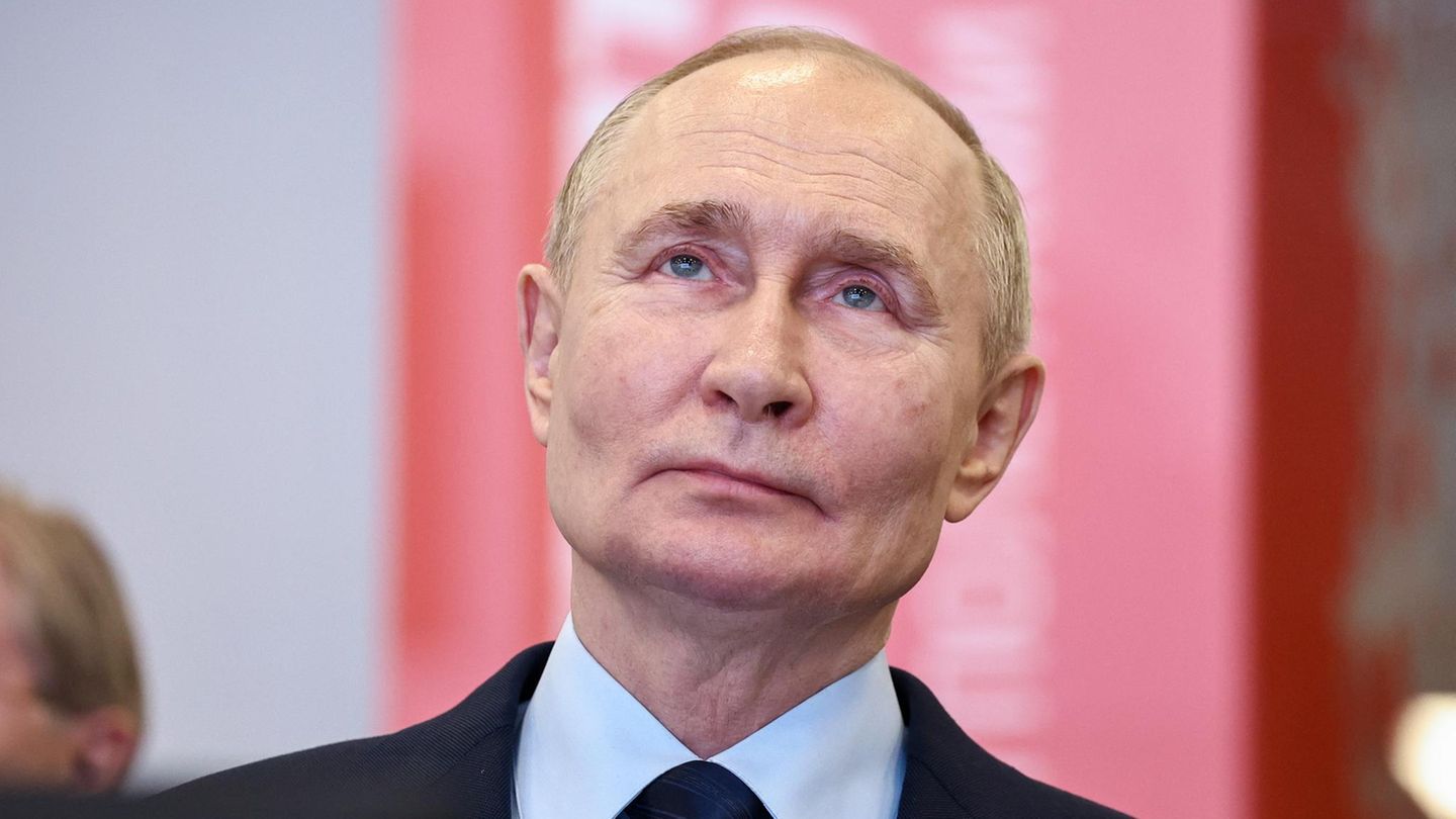 Russlands Präsident Wladimir Putin besucht das Forschungs- und Produktionszentrum für unbemannte Flugsysteme Samara in Toljatti