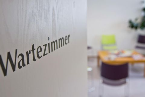 Laut der Umfrage wartet ein Viertel der Kassenpatienten länger als 30 Tage auf einen Termin in der Facharztpraxis
