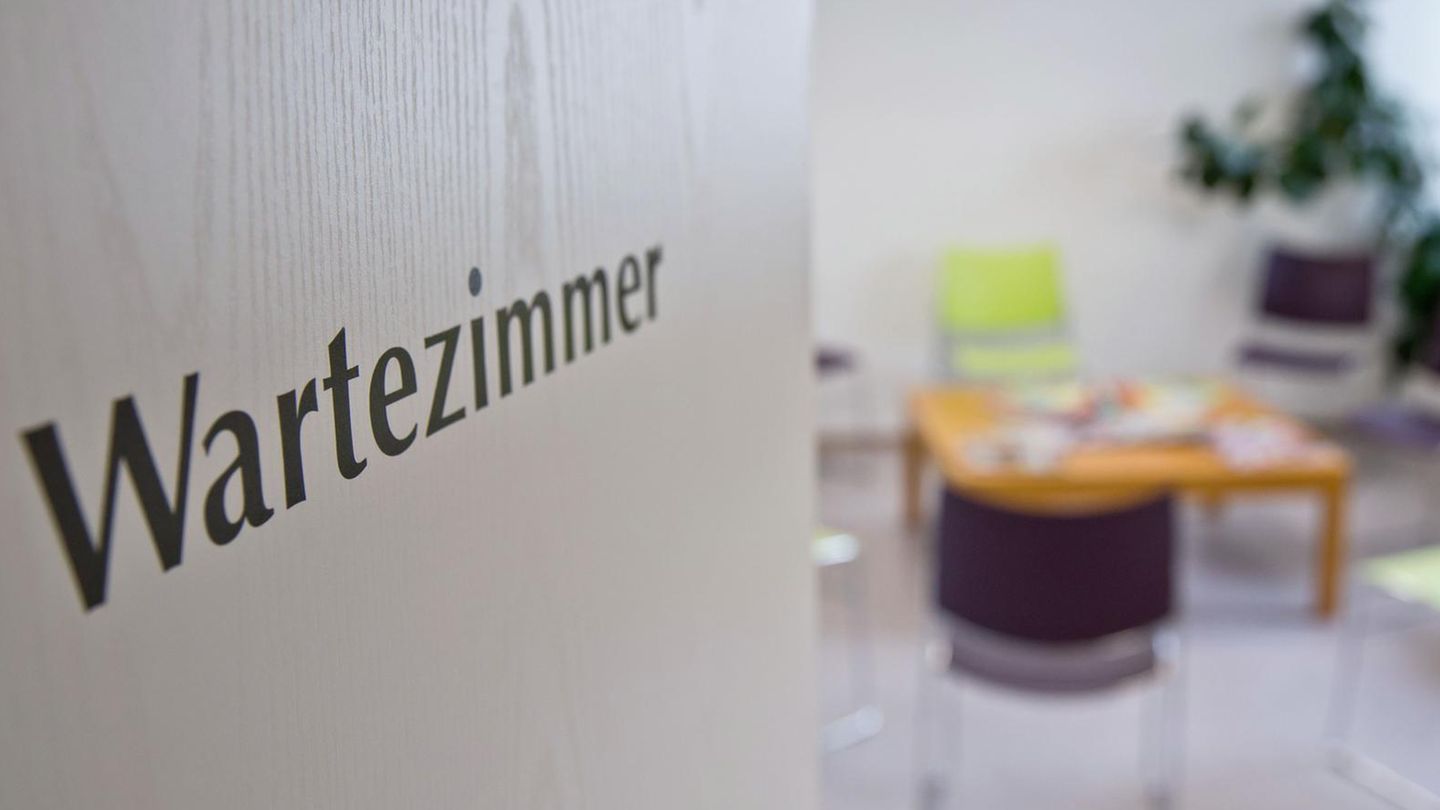 Laut der Umfrage wartet ein Viertel der Kassenpatienten länger als 30 Tage auf einen Termin in der Facharztpraxis Laut der Umfrage wartet ein Viertel der Kassenpatienten länger als 30 Tage auf einen Termin in der Facharztpraxis