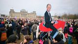 Demo in Berlin: Friedrich Merz sitzend auf dem AfD-Logo