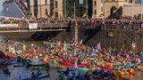 Köln: Demonstration auf dem Wasser mit dem Motto: BUNT STATT BRAUN