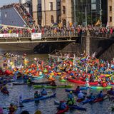Köln: Demonstration auf dem Wasser mit dem Motto: BUNT STATT BRAUN