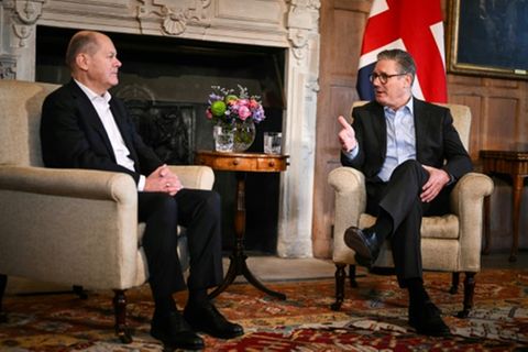 Scholz (l.) und Starmer