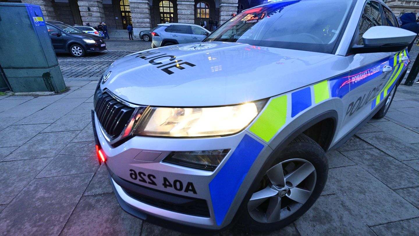 Entführung aus Erfurt: Ein Auto der Polizei in Prag