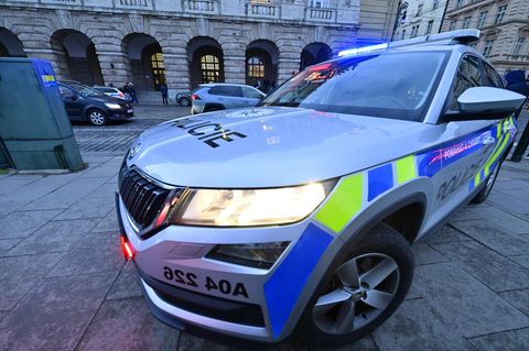Entführung aus Erfurt: Ein Auto der Polizei in Prag