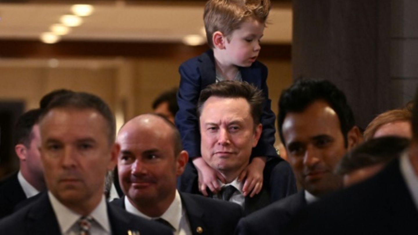 Trump-Berater Elon Musk (m.) mit seinem Sohn