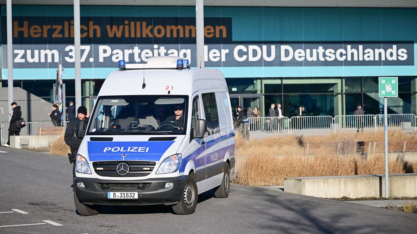 CDU party conference in Berlin accompanied by eleven demonstrations