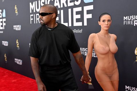Kanye West und Bianca Censori auf dem roten Teppich der 67. Grammy Verleihung