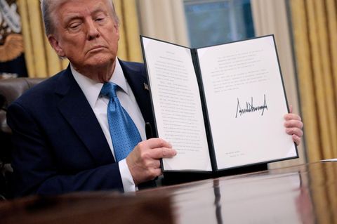 Donald Trump hält ein von ihm unterschriebenes Dekret in die Kamera