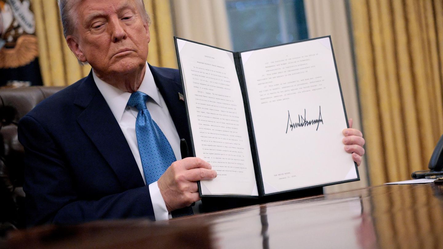 Donald Trump hält ein von ihm unterschriebenes Dekret in die Kamera