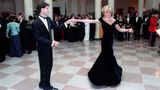 Prinzessin Diana bei einer Gala im Weißen Haus in Washington beim Tanz mit John Travolta