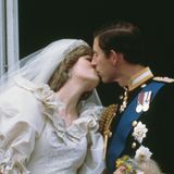 Diana und Chalres beim Hochzeitskuss auf dem Balkon des Buckingham Palastes