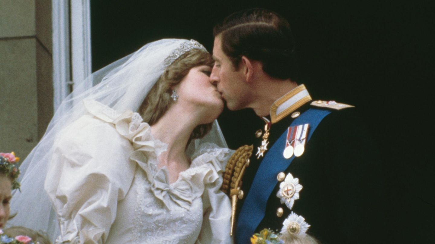 Diana und Chalres beim Hochzeitskuss auf dem Balkon des Buckingham Palastes