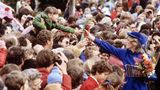 Prinzessin Diana 1983 umgeben von Menschenmassen, die sie sehen wollen
