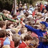 Prinzessin Diana 1983 umgeben von Menschenmassen, die sie sehen wollen