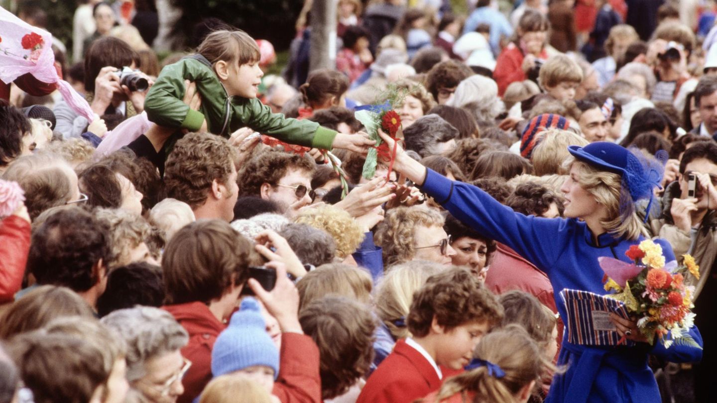 Prinzessin Diana 1983 umgeben von Menschenmassen, die sie sehen wollen