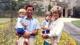 Charles und Diana mit ihren Söhnen auf dem Arm vor ihrem Landsitz Highgrove
