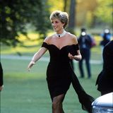 Prinzessin Diana im Sommer 1994 im schwarzen Abendkleid ohne Träge