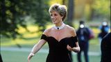 Prinzessin Diana im Sommer 1994 im schwarzen Abendkleid ohne Träge