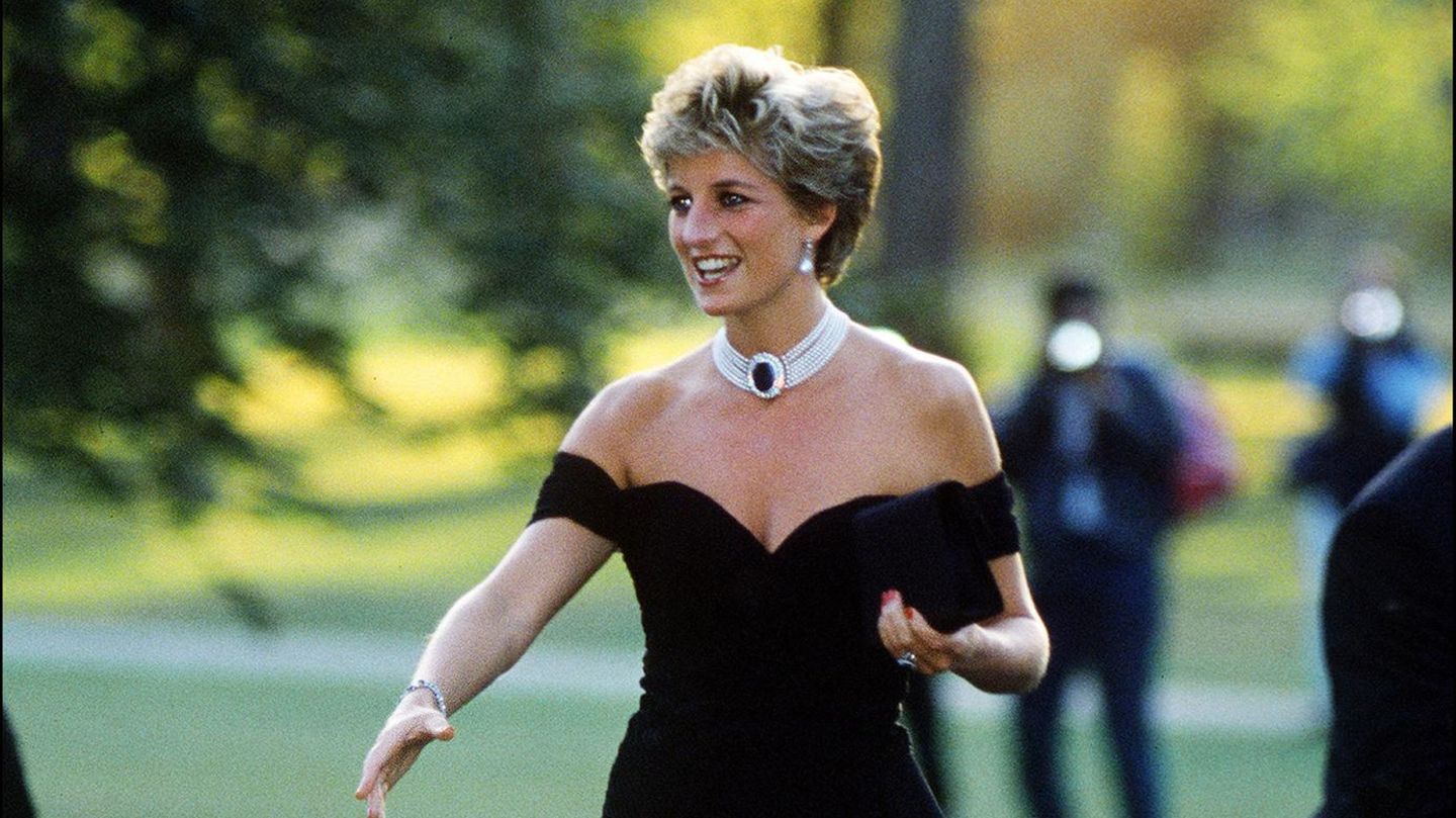 Prinzessin Diana im Sommer 1994 im schwarzen Abendkleid ohne Träge