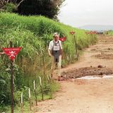 Lady Di läuft 1997 in Angola mit einem Gescihtsschutz durch ein Minenfeld