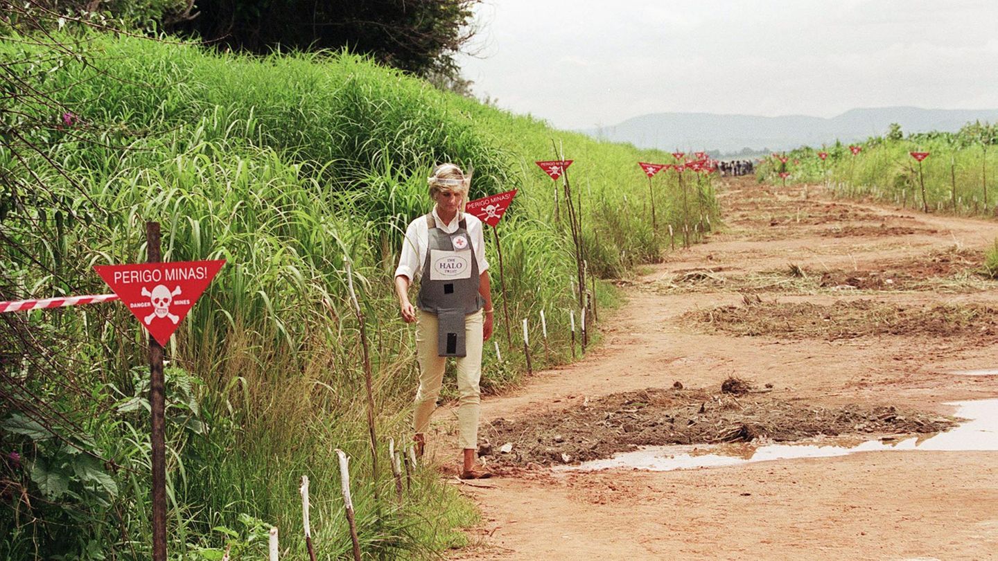 Lady Di läuft 1997 in Angola mit einem Gescihtsschutz durch ein Minenfeld