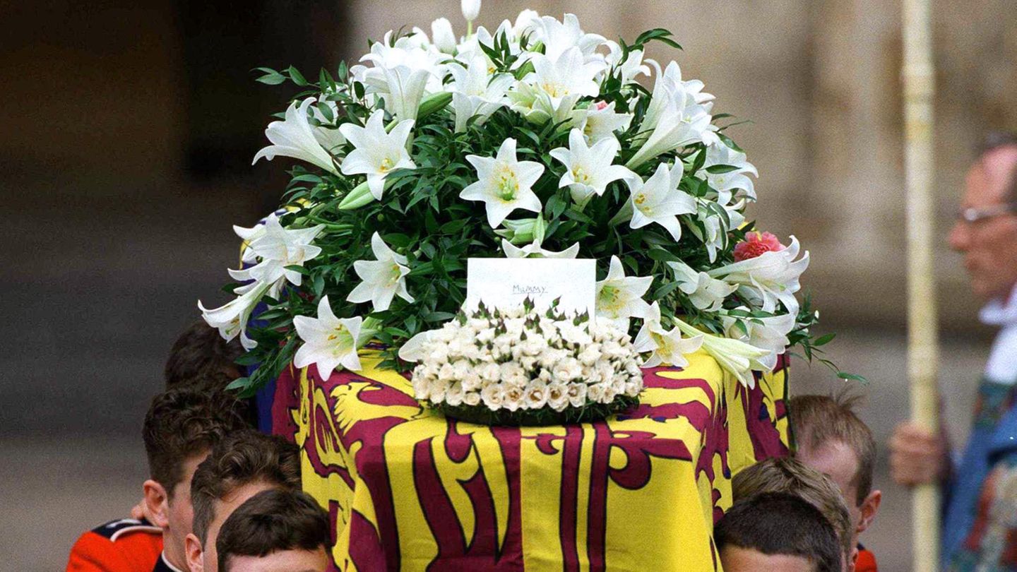 Der Sarg von Prinzessin Dianabei ihrer Trauerfeier im September 1997