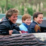 Diana mit den Söhnen William und Harry im Boot einer Wildwasserbahn