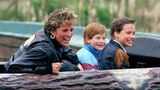 Diana mit den Söhnen William und Harry im Boot einer Wildwasserbahn