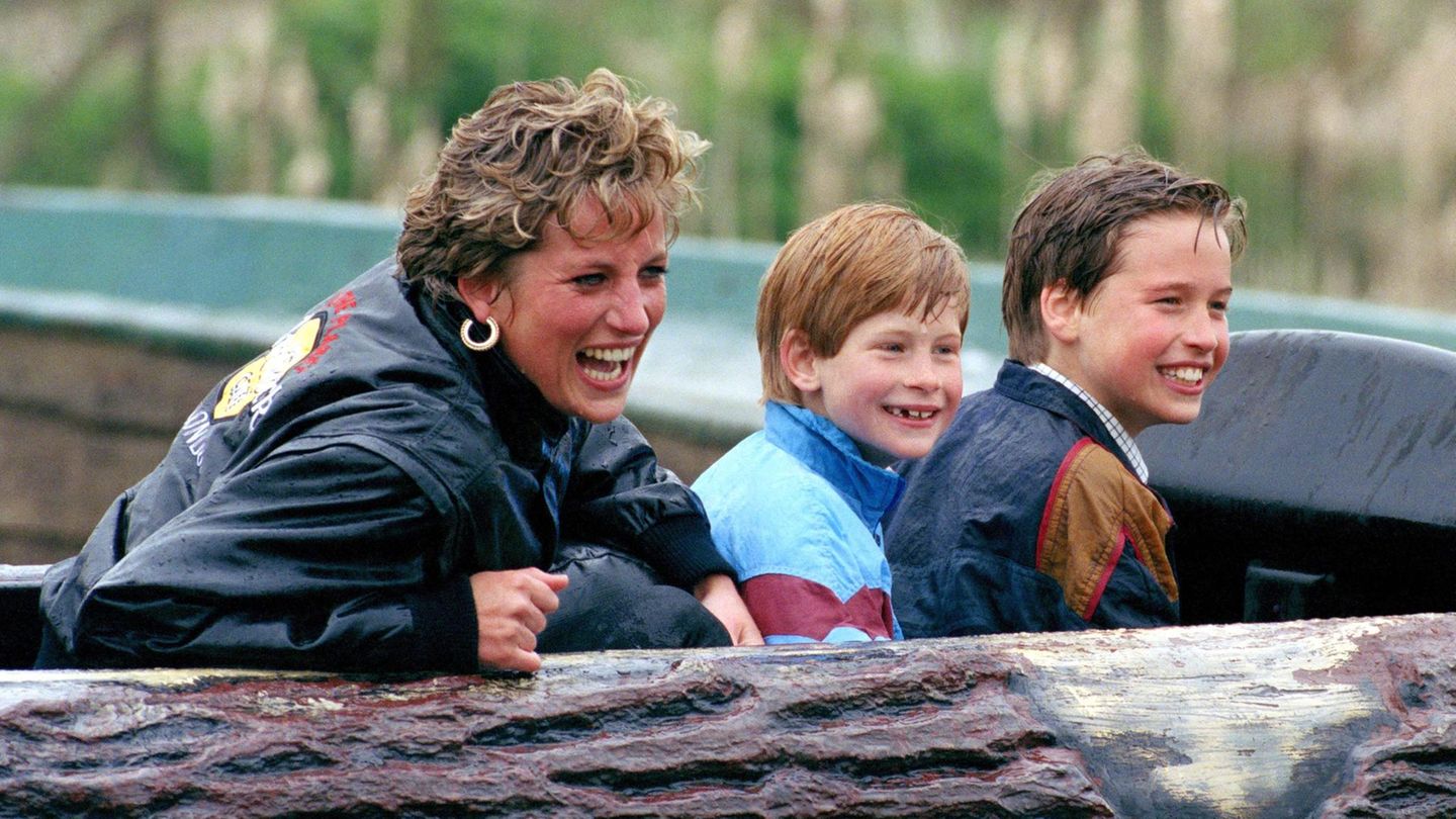 Diana mit den Söhnen William und Harry im Boot einer Wildwasserbahn