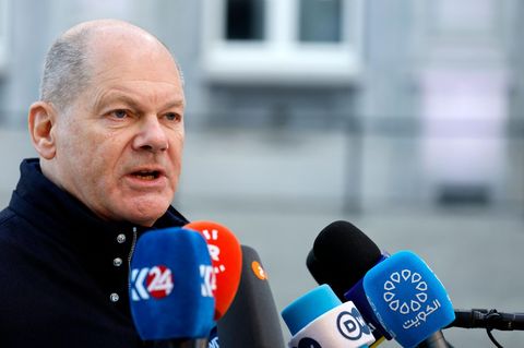 Bundeskanzler Olaf Scholz spricht mit den Medien