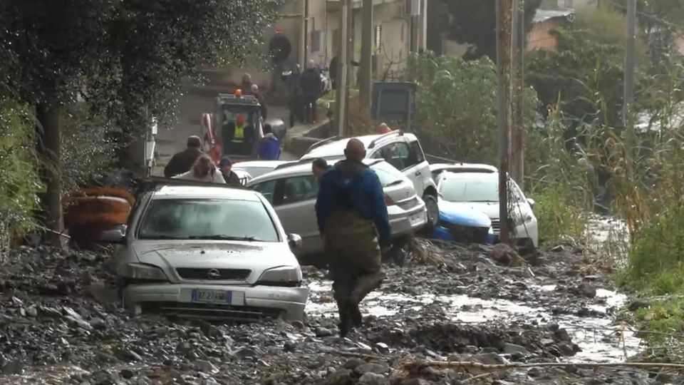 Heftige Regenfälle haben die italienischen Insel unter Wasser gesetzt. Trotz Erdrutschen und Schlammlawinen soll es jedoch keine Verletzte geben.