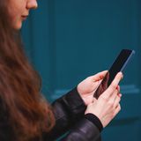 Frau hält Handy in der Hand