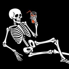 Thema Tod: Skelett hält Getränk in den Händen