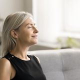 Symbolfoto Frau riecht mit geschlossenen Augen