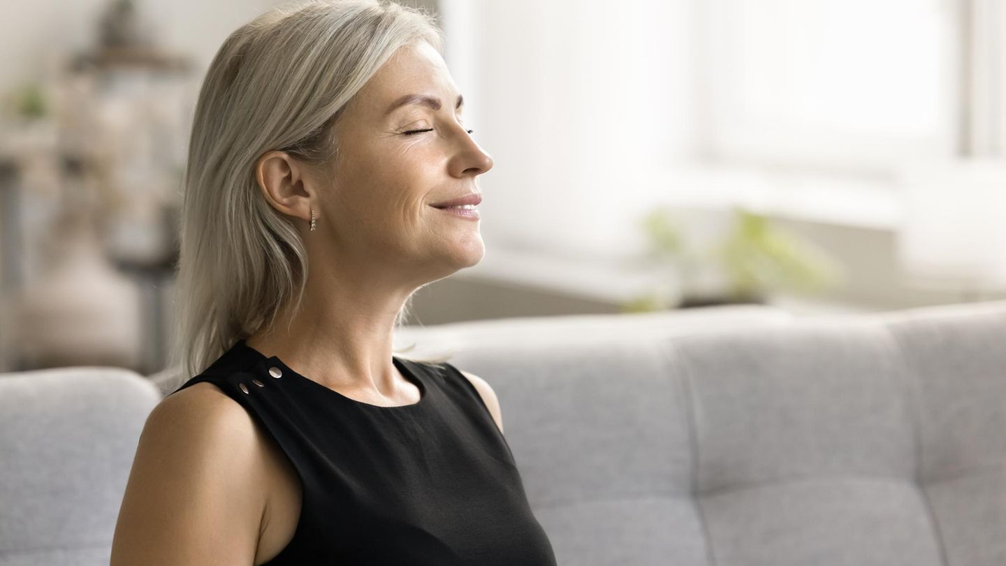 Symbolfoto Frau riecht mit geschlossenen Augen