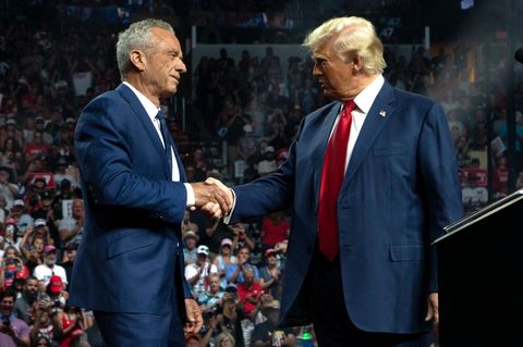Handschlag zwischen Robert F. Kennedy und Donald Trump